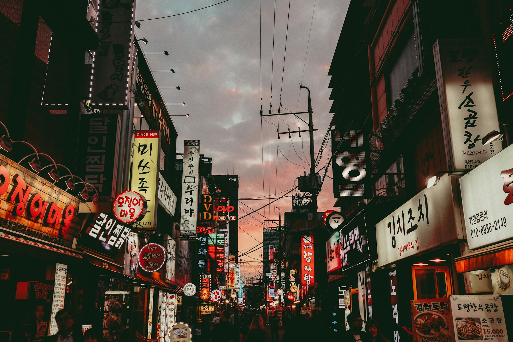 해질 무렵 서울 거리의 분위기 이미지